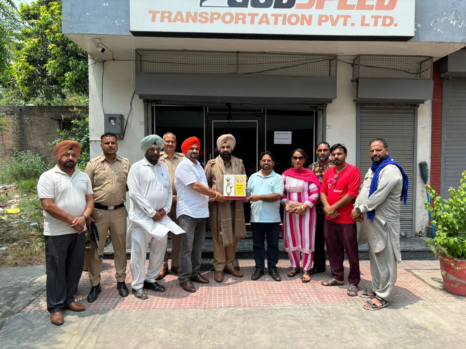Today, Artist Sangeet Sabha Raji Nawanshahr City gave a special honor to the SHO of Thana City, Sardar Mahinder Singh.